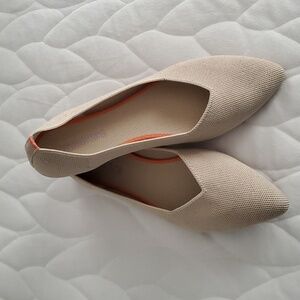 DREAM PAIRS beige w/ subtle gold threads pointed toe flats w/ rubber soles,8M.